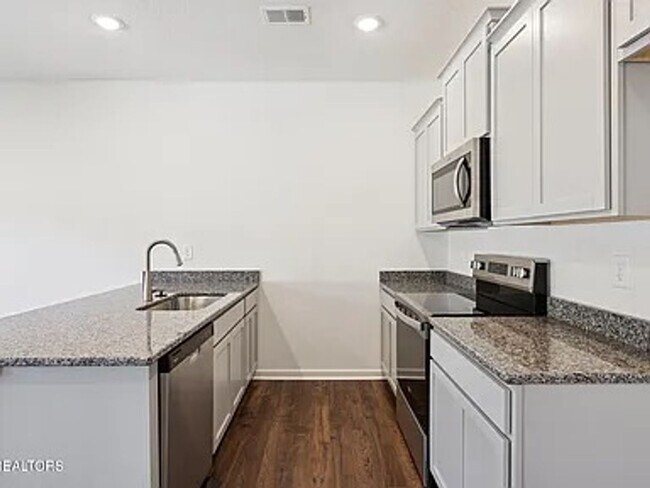 Building Photo - KODAK LOCATION! Lots of Amenities!!