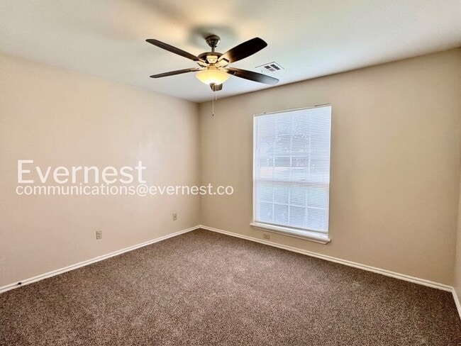 Building Photo - 4 Bed/2 Bath Home with Fenced Yard & Garage / Pet-Friendly / Available Now!