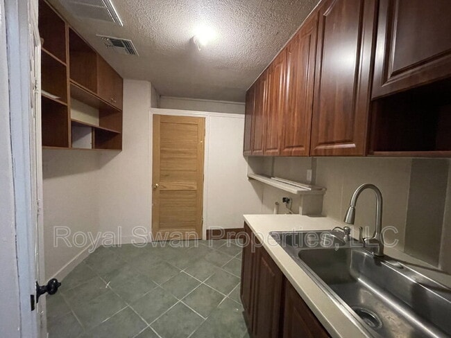 Building Photo - 222 Lakeview Dr