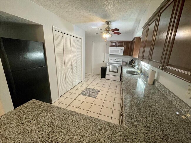 Building Photo - 2101 Utica Dr