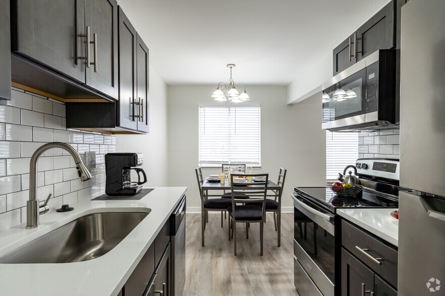 Bloomfield Square Apartments 3161 Bloomfield Ln Auburn Hills MI 48326 Apartment Finder