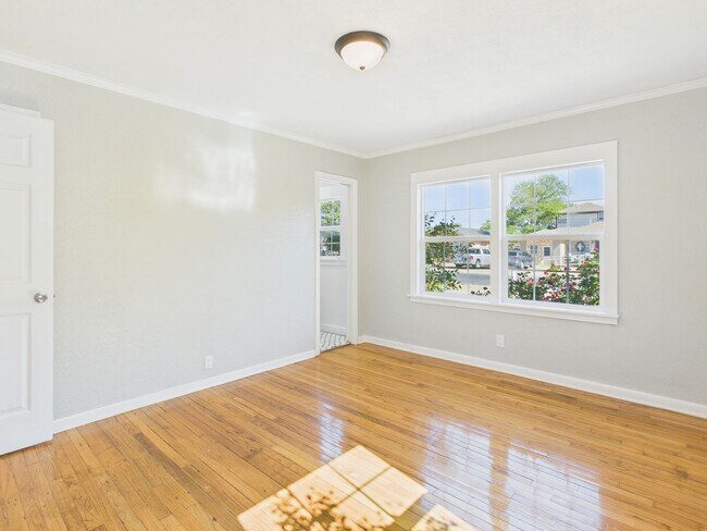 Building Photo - 5125 SW 16th Ave