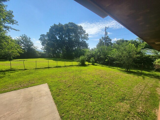 Building Photo - Move-in Ready!  3-Bed, 2-Bath Farmington Home.  Fenced-in backyard + 2x Car Garage