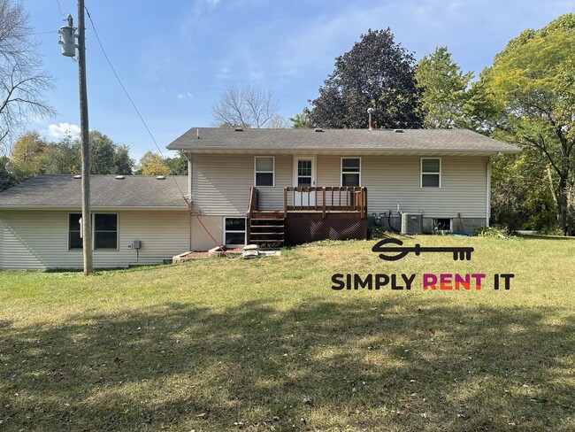 Building Photo - 3 Bedroom Acreage Just Outside Ames