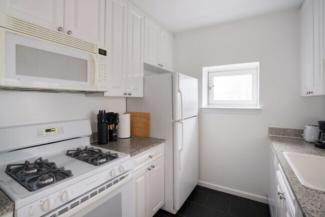 Building Photo - 350 W 43rd St