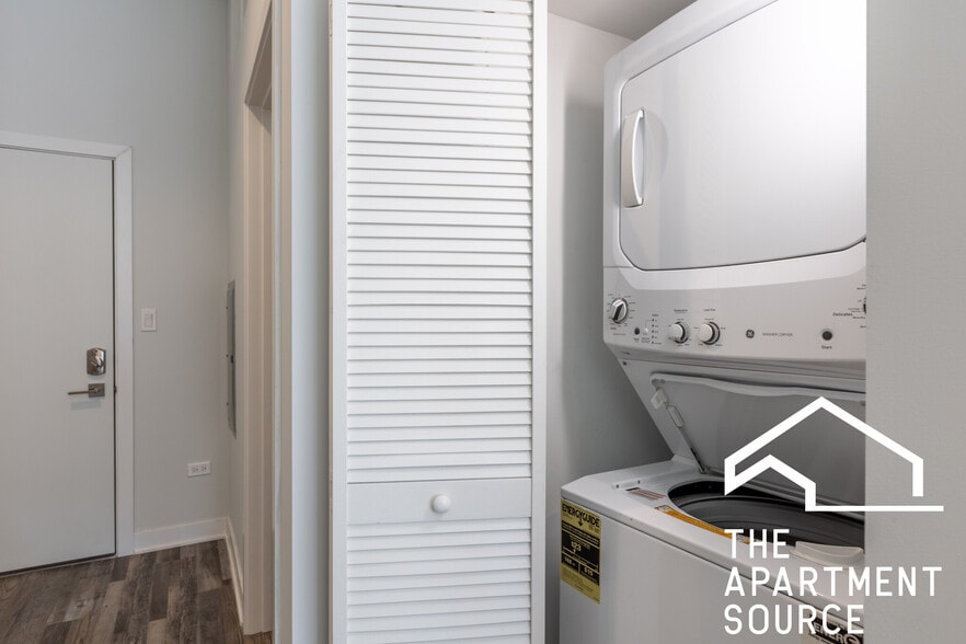 Building Photo - 2247 W Lawrence Ave