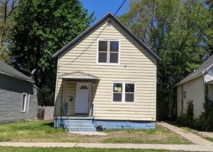 Building Photo - 384 Iona Ave