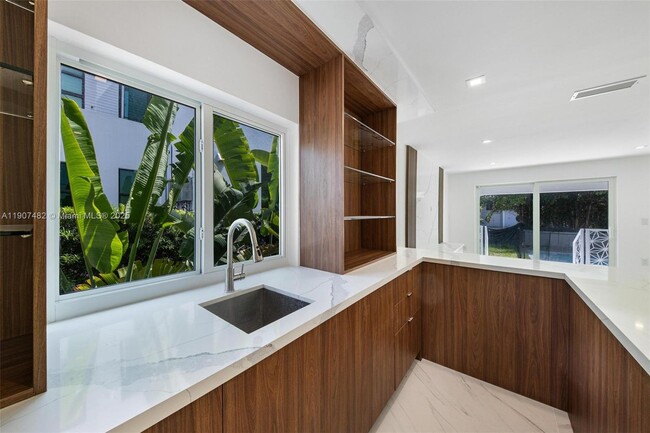 Building Photo - 242 Palm Ave