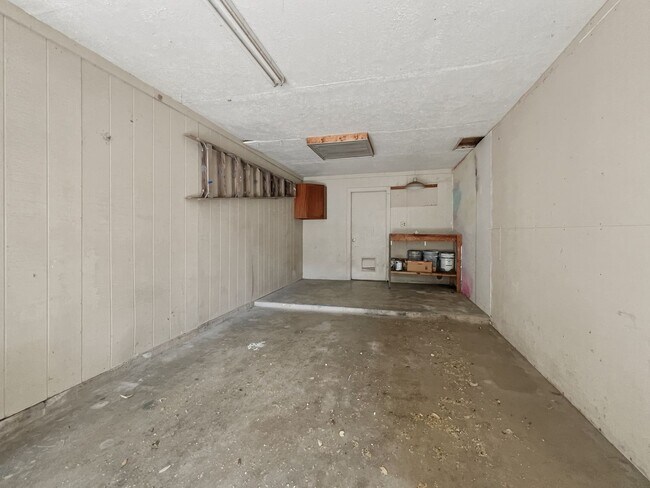 Building Photo - 3402 S Oak Dr