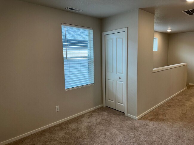 Building Photo - 4 bedroom 2.5 bathroom home!