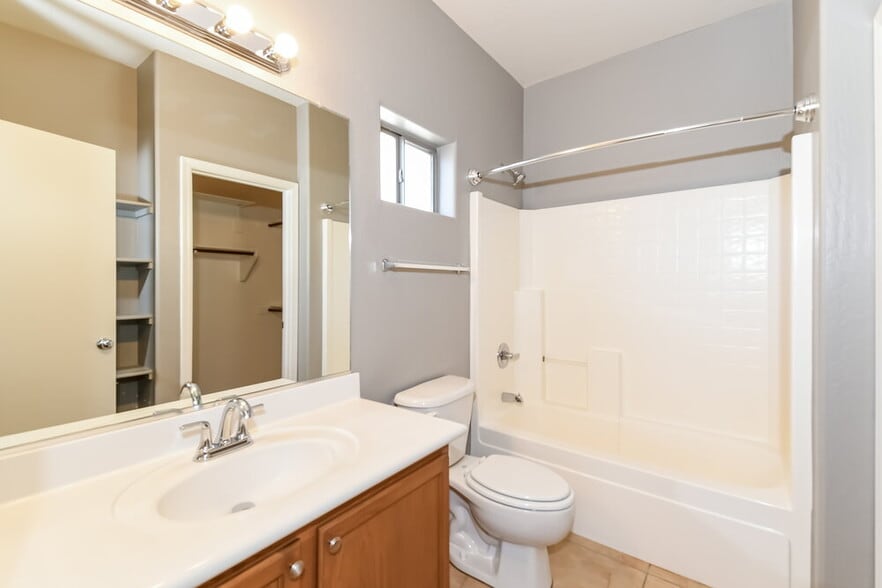 Building Photo - 327 N 76th Pl