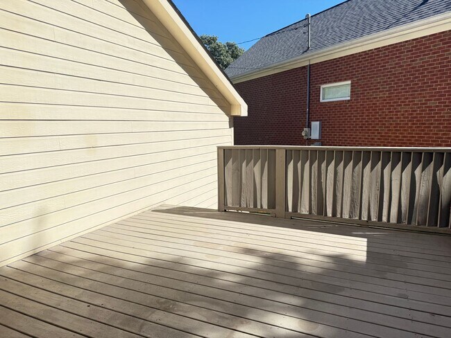 Building Photo - Bellevue!  2 Bedroom / 2 Bath House w/ Loft!  Renovated - Pet Friendly