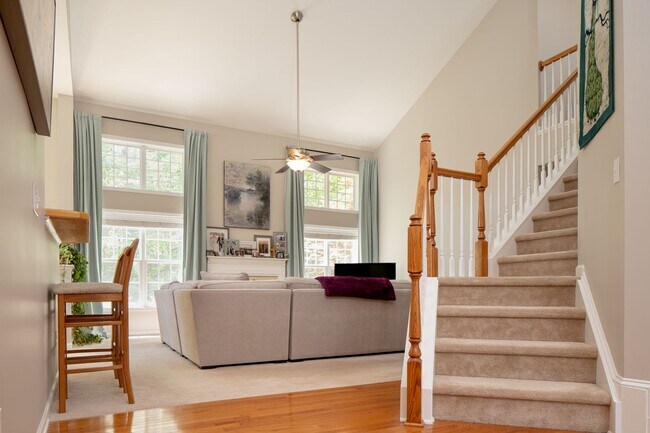 Building Photo - Spacious 4 bedroom home close to Southpoint! Available October 1st