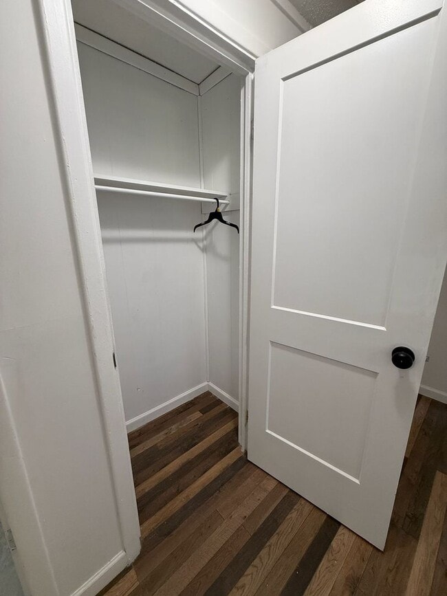 Building Photo - Freshly renovated 3 bedroom unit!