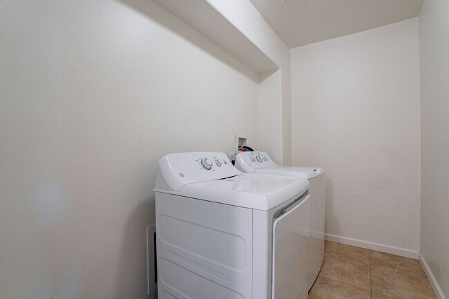 Building Photo - 436 E Waverly St