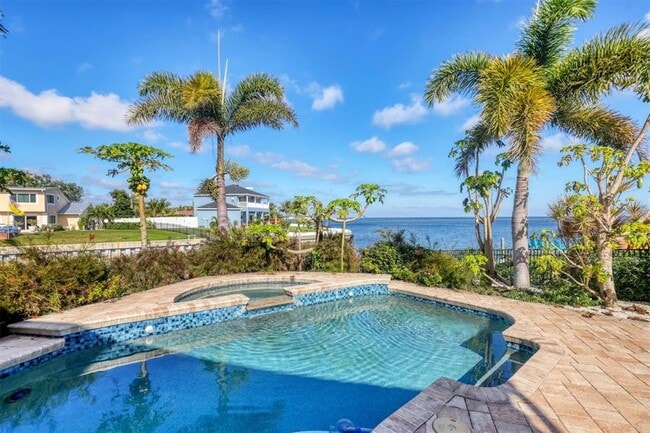 Building Photo - 3601 Coquina Key Dr SE