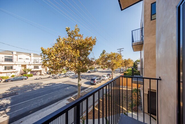 Building Photo - 5931 Woodman Ave