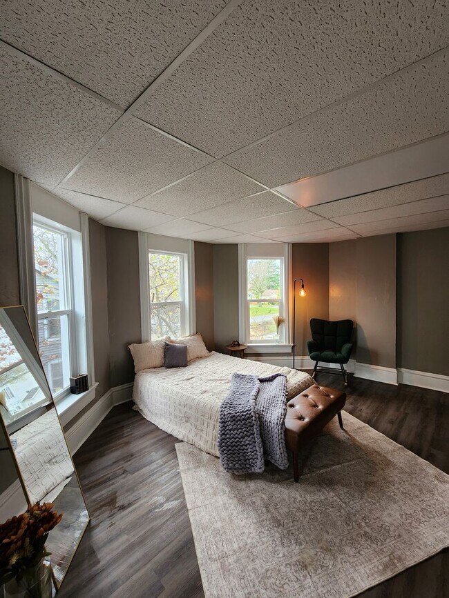 Building Photo - Large one bedroom one bath upstairs apartment