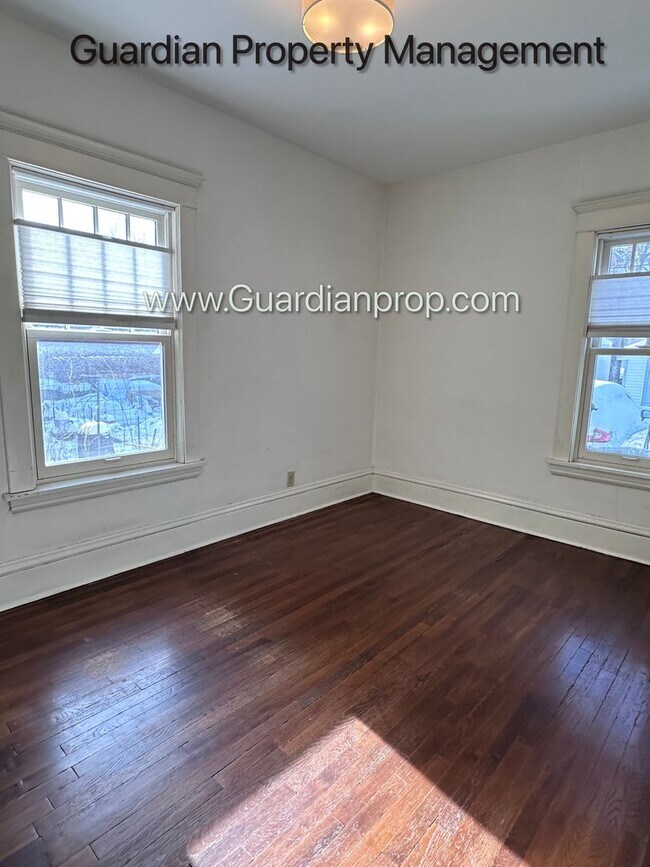 Building Photo - Spacious Condo With Office, Dishwasher, 1 Parking Space, Hardwood Floors, Free Laundry