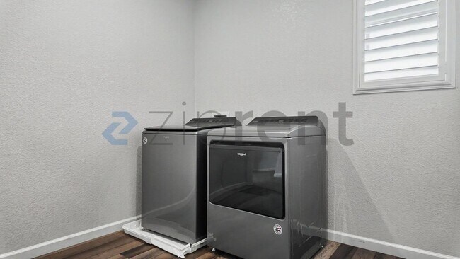 Building Photo - Unit