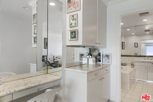 Building Photo - 11928 S Beach Club Way