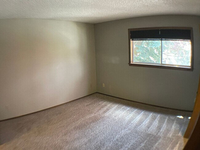 Building Photo - Super End unit Townhouse!!