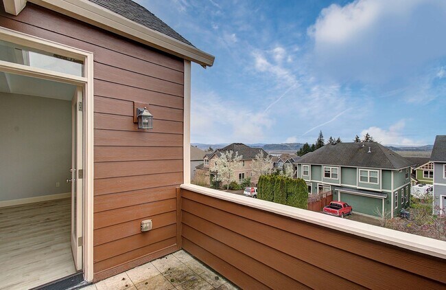Building Photo - Beautiful 2 Story Town Home - Riverview Terrace Washougal!
