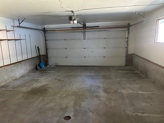 Building Photo - 2262 square foot 4/2.5/2 home