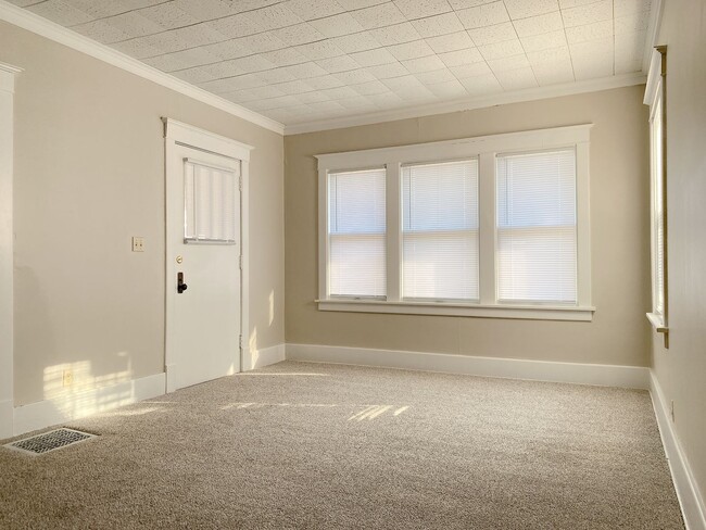 Building Photo - 2436 Laurel Ave N