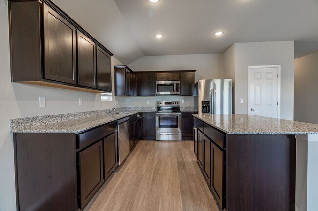 Building Photo - Large 4 Bedroom Home w/3 car Garage and Fe...