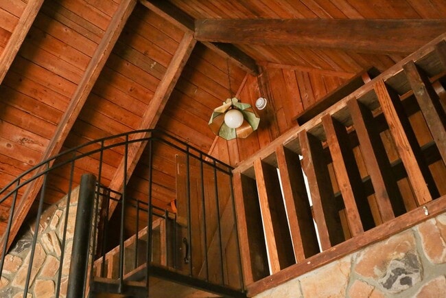 Building Photo - Available 6/15. Stunning, Fully-Rennovated...