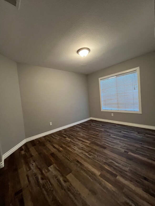 Building Photo - 3 Bedroom 2 Bath home in Victorville .. Ap...