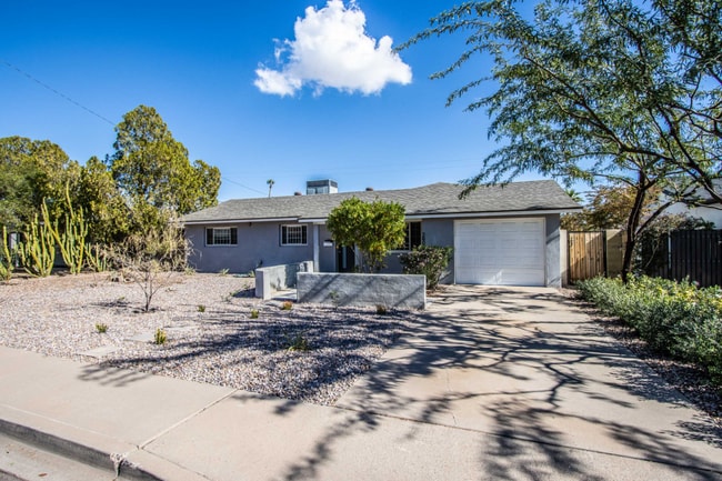 Building Photo - 3609 N Navajo Trail