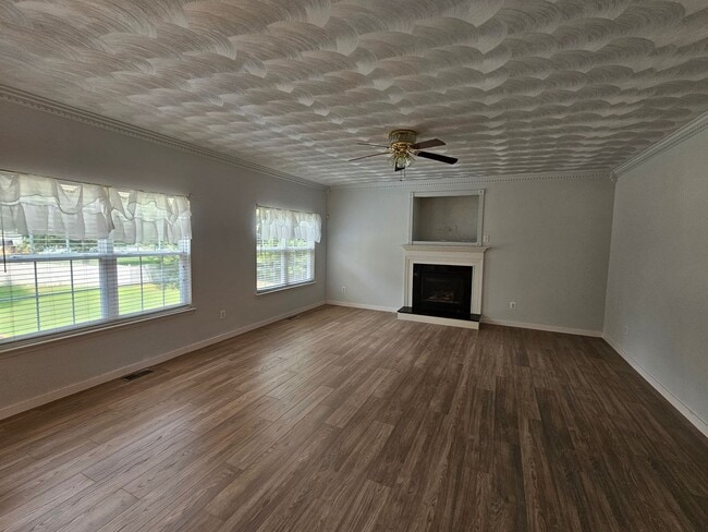 Building Photo - Newly Renovated Two-Story 4BR/2.5BA Home -...