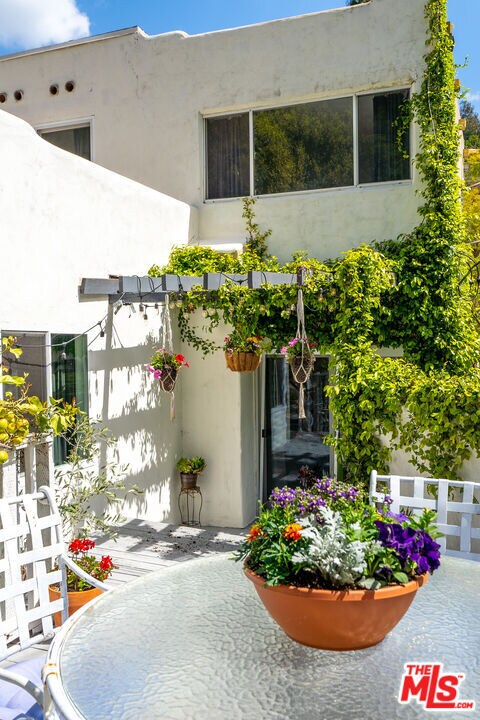 Building Photo - 1001 N Beverly Glen Blvd