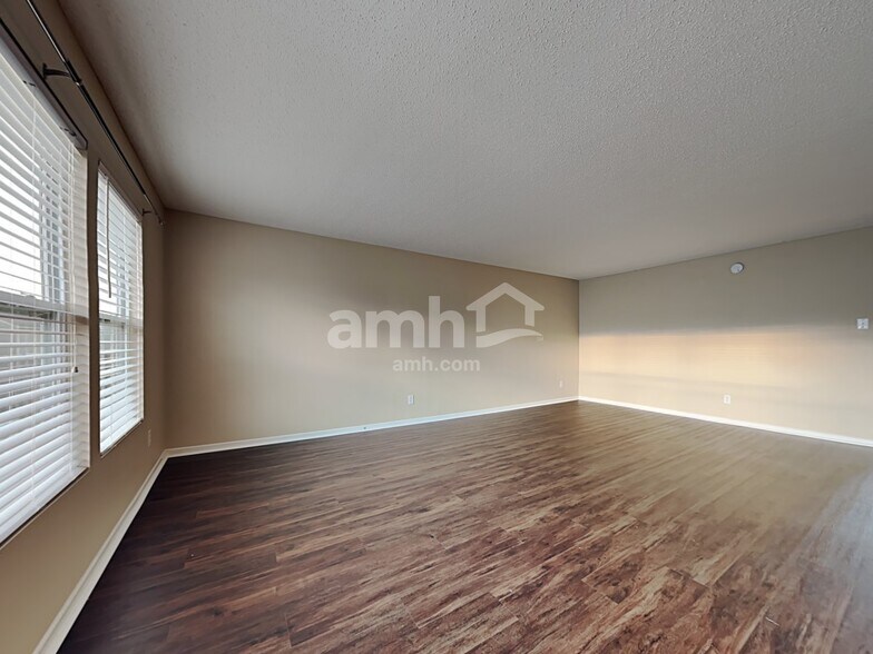 Building Photo - 15233 Beam St