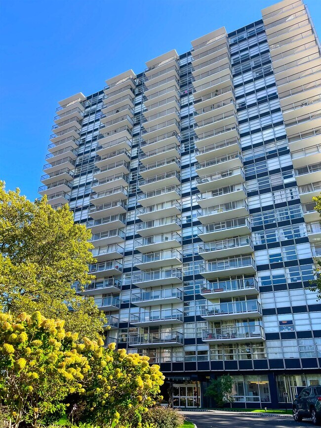 Building Photo - 6050 Boulevard E