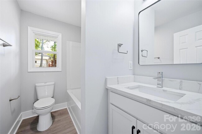 Building Photo - 553 Derrydowne Dr