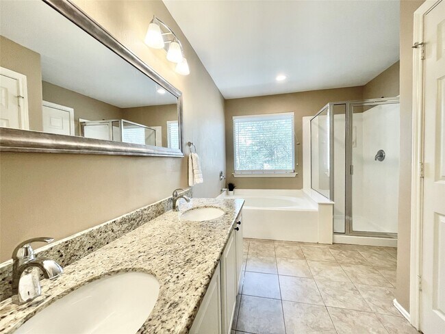 Building Photo - 19 Blue Creek Pl