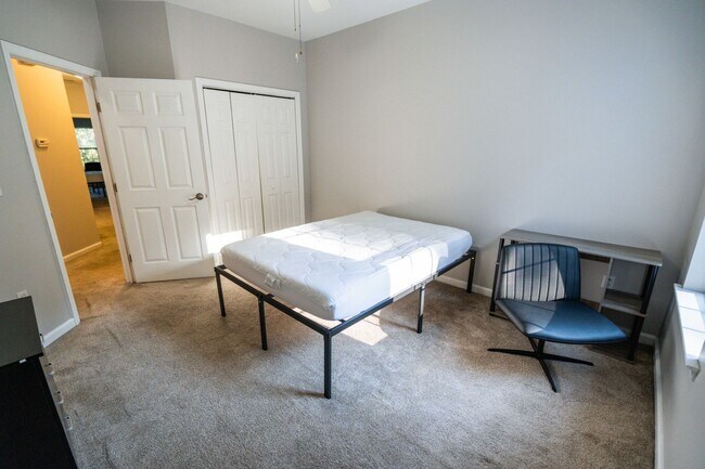 Building Photo - Beautiful 3 Bedroom 2 1/2 Bath Condo