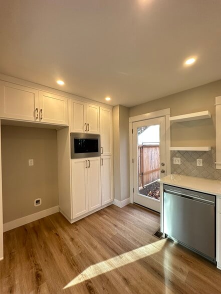 Building Photo - 5325 NE Flanders St