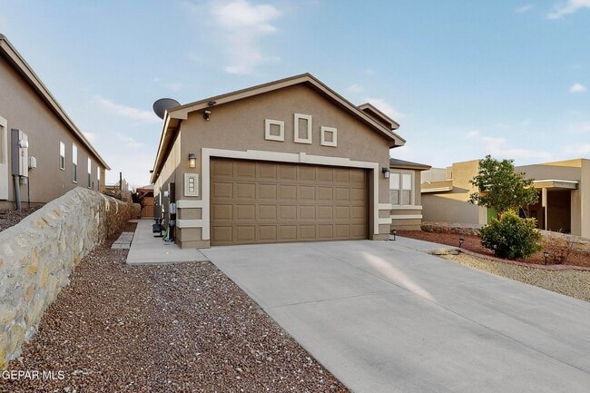 Building Photo - 220 S Manzanita Dr