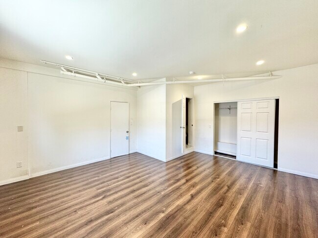 Building Photo - 1023 Larch St