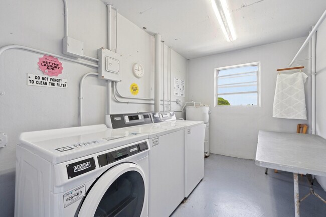 Building Photo - 1333 E Hallandale Beach Blvd