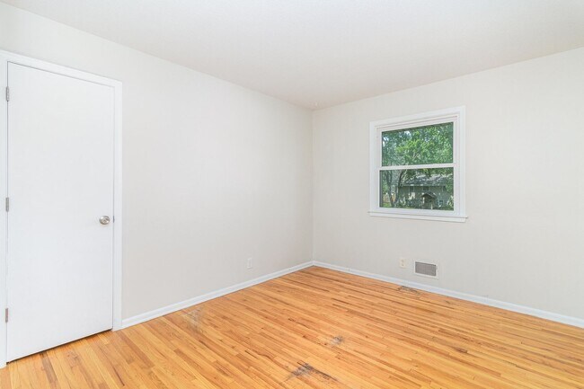 Building Photo - Spacious 5bed|2bath Home w/ Large Backyard & Garage