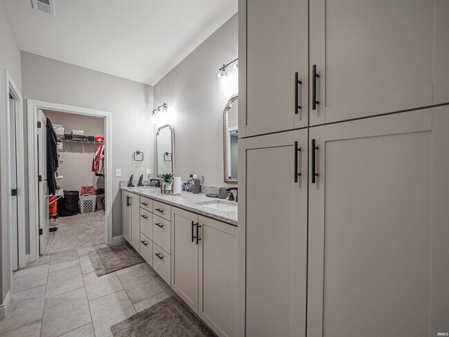 Building Photo - 3593 Sand Dr