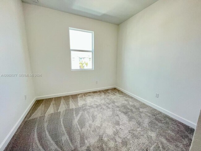 Building Photo - 212 SE Woodbark St