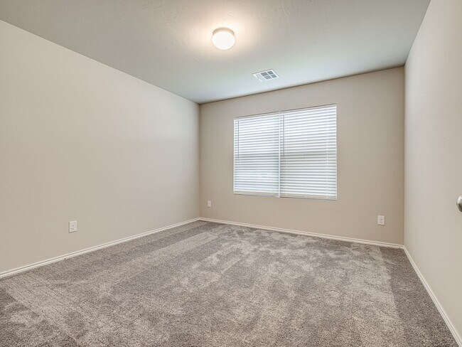 Building Photo - 629 W Lola Dr