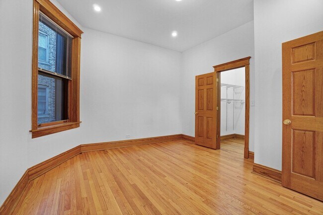 Building Photo - 713 W Wrightwood Ave