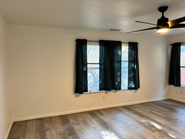 Building Photo - BEAUTIFUL, SPACIOUS,  4 BEDROOM, 2 BATHROO...